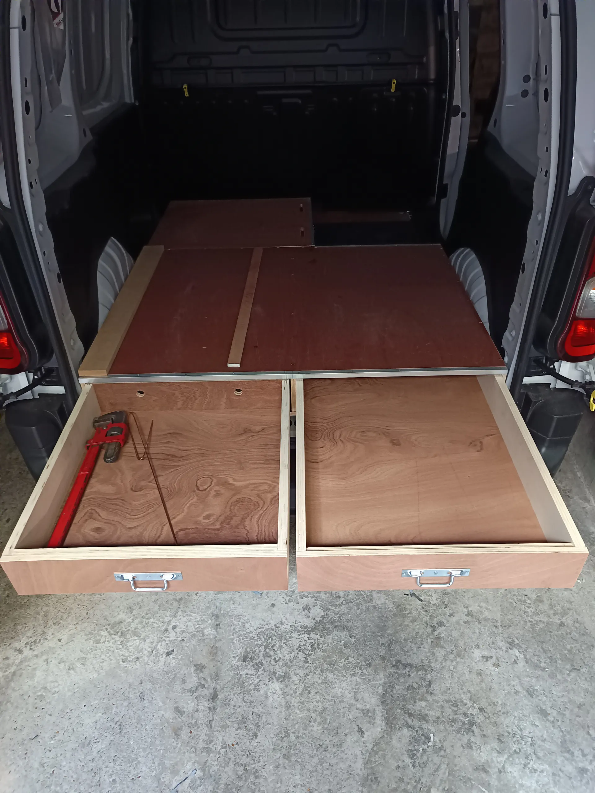 Aménagement Berlingo sur mesure avec tiroirs — menuisier à Montesson (78)