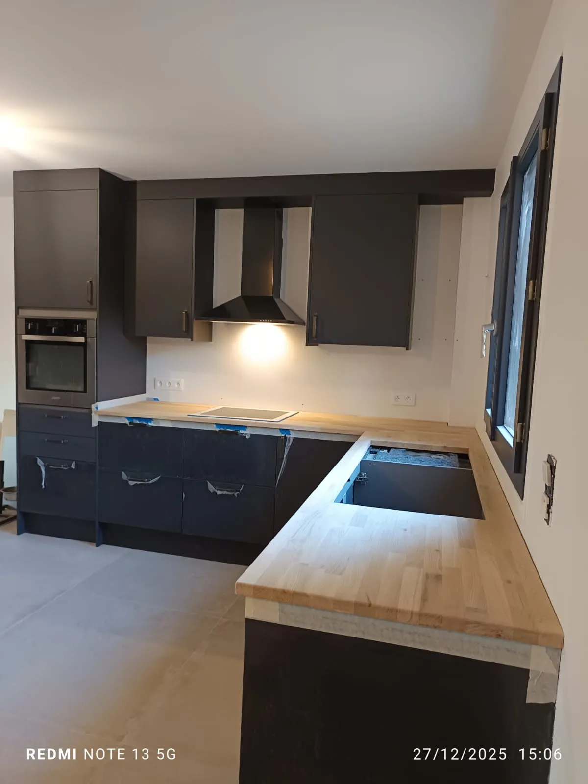 Cuisine sur mesure avec plan de travail bois massif — menuisier à Montesson (78)